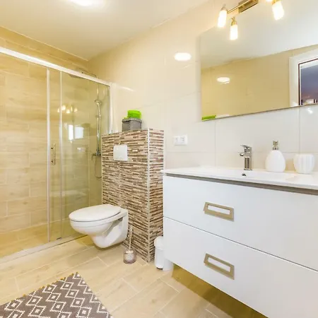 Apartment Maras *