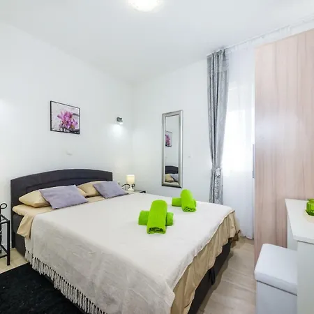 Apartment Maras